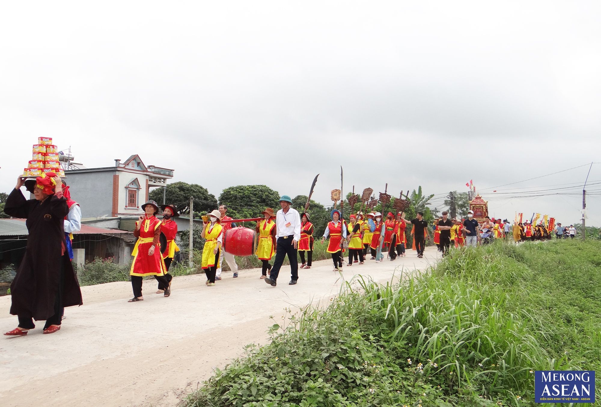 C&aacute;c đại biểu v&agrave; đo&agrave;n rước di chuyển đến đ&ecirc; ven s&ocirc;ng Luộc.