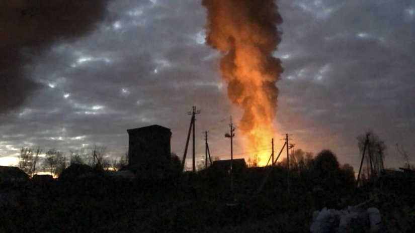Một nh&agrave; m&aacute;y lọc dầu ở quận Yartsevo, tỉnh Smolensk của Nga được cho l&agrave; đ&atilde; bị tấn c&ocirc;ng. Ảnh: Telegram/Moscow Times