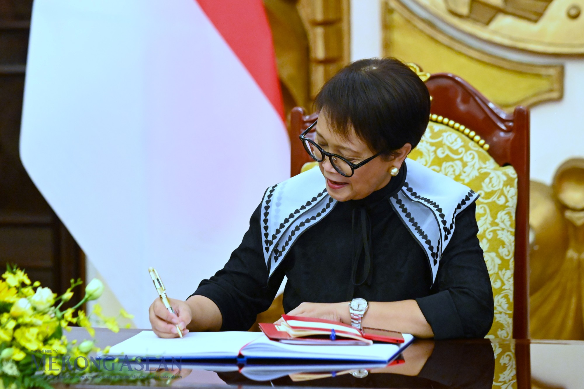 Bộ trưởng Ngoại giao Indonesia Retno Marsudi ghi sổ v&agrave;ng lưu niệm tại Bộ Ngoại giao Việt Nam. Ảnh: Đỗ Thảo - Mekong ASEAN