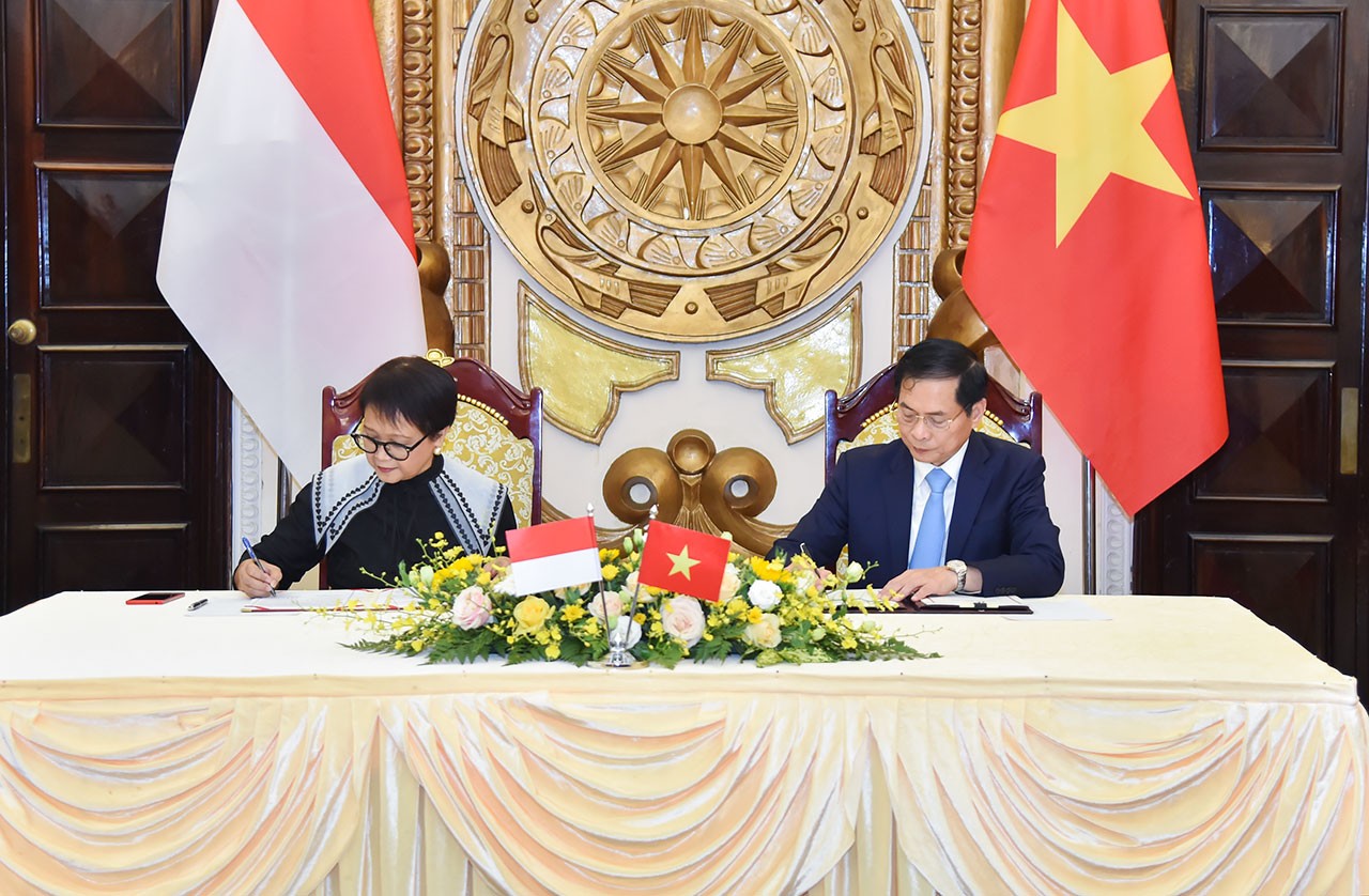 Hai Bộ trưởng k&yacute; Bi&ecirc;n bản Thỏa thuận kỳ họp lần thứ 5 Ủy ban hợp t&aacute;c song phương Việt Nam - Indonesia. Ảnh: BNG