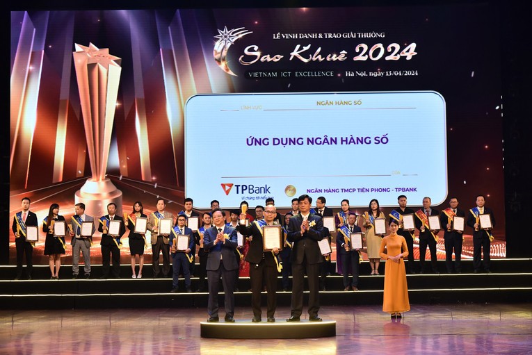 Đại diện TPBank nhận giải thưởng Ứng dụng Ng&acirc;n h&agrave;ng số tại lĩnh vực &amp;amp;amp;quot;Ng&acirc;n h&agrave;ng số&amp;amp;amp;quot;.