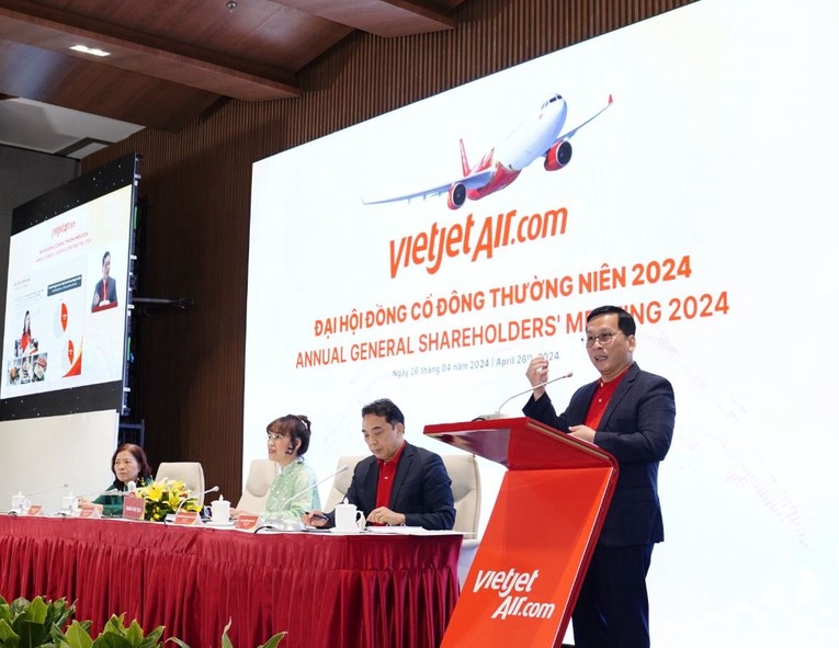 Tổng gi&aacute;m đốc Vietjet Đinh Việt Phương ph&aacute;t biểu tại ĐHĐCĐ 2024.