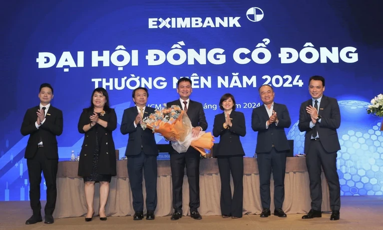 &Ocirc;ng Nguyễn Hồ Nam (giữa) v&agrave;o HĐQT Eximbank.