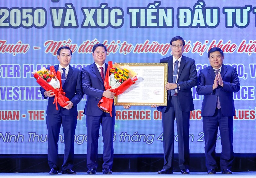 Bộ trưởng Bộ Kế hoạch v&agrave; Đầu tư Nguyễn Ch&iacute; Dũng trao Quyết định ph&ecirc; duyệt Quy hoạch tỉnh thời kỳ 2021-2030, tầm nh&igrave;n đến năm 2050 cho l&atilde;nh đạo tỉnh Ninh Thuận. Ảnh: VGP.