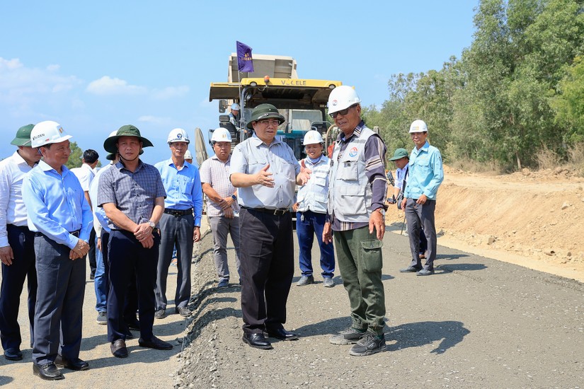 Thủ tướng thị s&aacute;t dự &aacute;n cao tốc V&acirc;n Phong - Nha Trang. Ản: VGP.