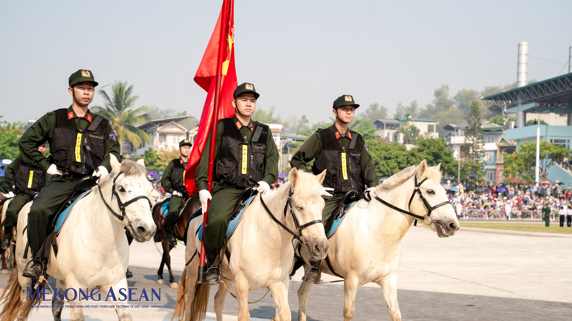 Khối cảnh s&aacute;t cơ động kỵ binh tham gia diễu h&agrave;nh bằng ngựa.