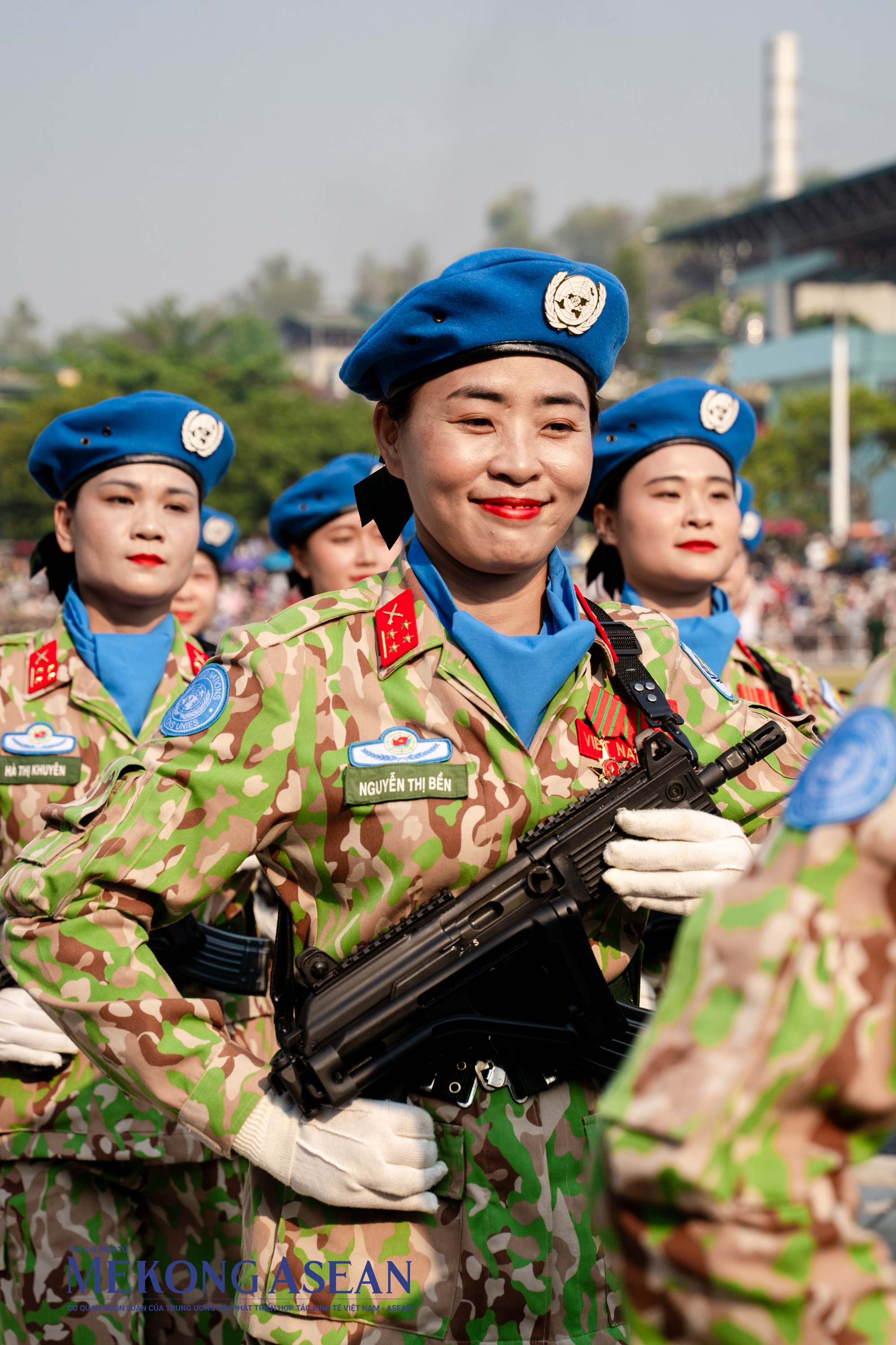 Trong điều kiện thời tiết nắng n&oacute;ng gay gắt, song lực lượng tham gia hợp luyện cho lễ diễu binh, diễu h&agrave;nh đ&atilde; đạt được những kết quả đ&aacute;ng kh&iacute;ch lệ; c&aacute;c khối tr&igrave;nh diễn đi đ&uacute;ng, đều, mạnh, đẹp, thống nhất, đ&uacute;ng t&aacute;c phong, thể hiện được sức mạnh của lực lượng vũ trang&hellip; g&acirc;y ấn tượng tốt với nh&acirc;n d&acirc;n.