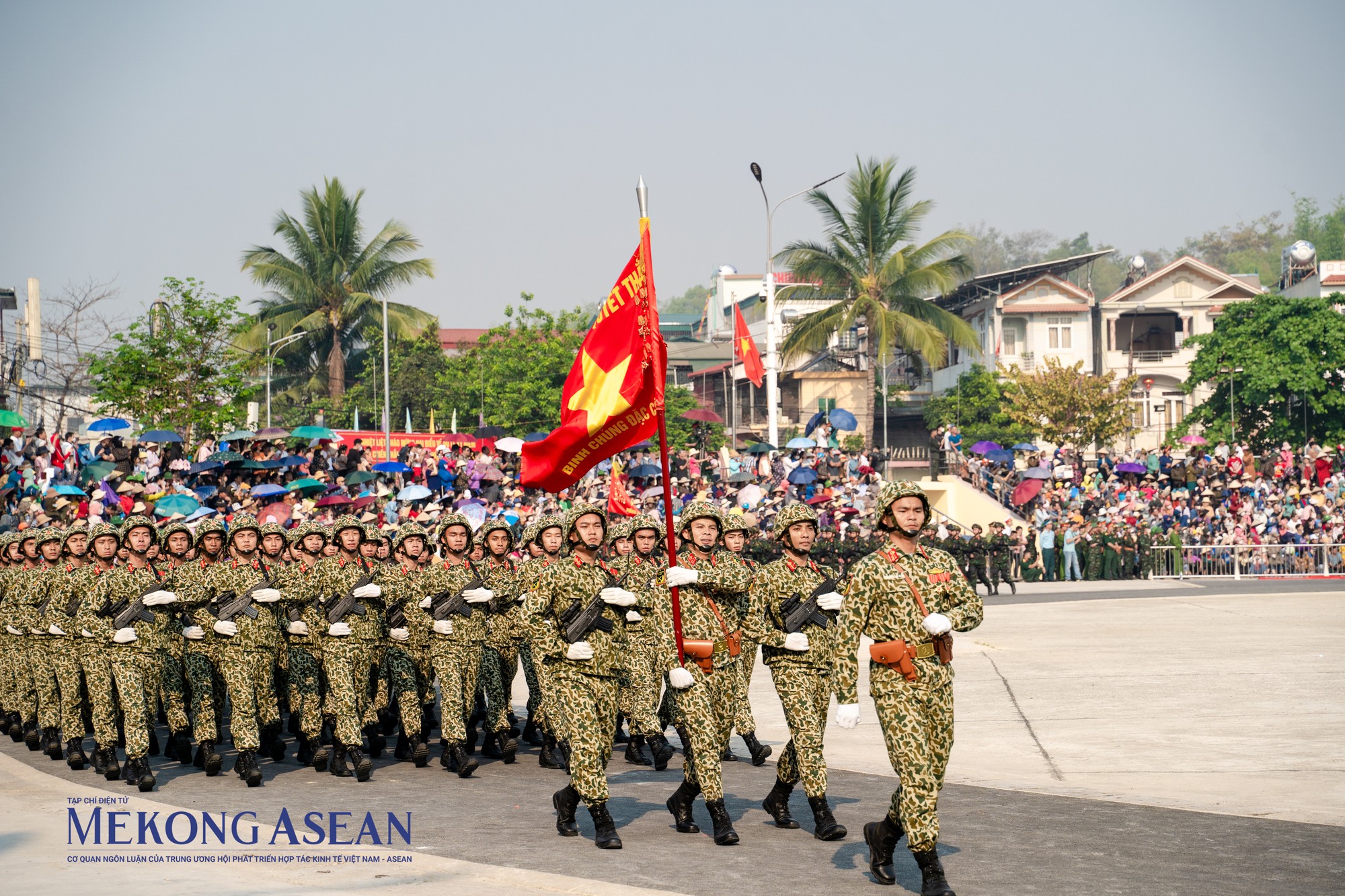 Phần tr&igrave;nh diễn của khối diễu binh (4 khối nghi trượng, 24 khối qu&acirc;n đội, d&acirc;n qu&acirc;n tự vệ, c&ocirc;ng an) v&agrave; khối diễu h&agrave;nh (9 khối cựu chiến binh, thanh ni&ecirc;n xung phong, d&acirc;n c&ocirc;ng hỏa tuyến, c&ocirc;ng nh&acirc;n, n&ocirc;ng d&acirc;n, tri thức, thanh ni&ecirc;n, phụ nữ, khối c&aacute;c d&acirc;n tộc T&acirc;y Bắc) v&agrave; cuối c&ugrave;ng phần tr&igrave;nh diễn của khối nghệ thuật.