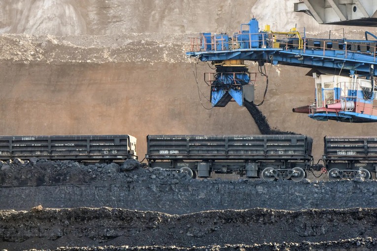 Khai th&aacute;c v&agrave; vận chuyển than tại Siberian Coal Energy, Siberia. Ảnh: Reuters