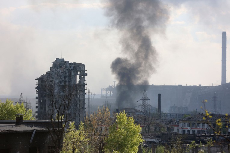 Kh&oacute;i bốc l&ecirc;n từ ph&iacute;a nh&agrave; m&aacute;y Azovstal, Mariupol. Ảnh: CNN