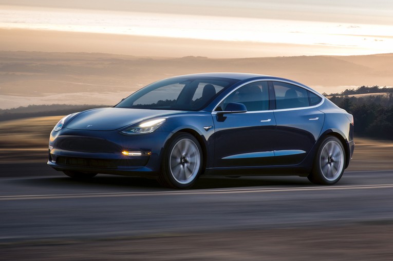 Tesla Model 3 Performance (58.990 USD): Bộ sưu tập xe của Elon Musk bao gồm hầu hết c&aacute;c xe của Tesla. Tesla Model 3 c&oacute; tốc độ tối đa 261 km/h. Chiếc xe n&agrave;y tăng tốc từ 0 l&ecirc;n 100 km/h trong 3,6 gi&acirc;y, phạm vi chạy 350 km sau khi sạc. Gi&aacute; hiện tại của xe bắt đầu từ 58.990 USD.