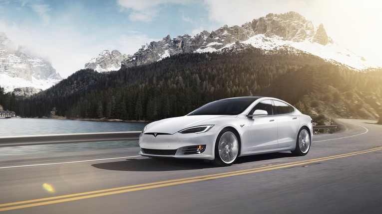 Tesla Model S Performance 2019 (130.000 USD): Elon Musk l&aacute;i nhiều Tesla Model S. Chiếc xe 5 chỗ n&agrave;y cho phạm vi hoạt động 535 km trong một lần sạc, c&oacute; thể tăng tốc từ 0-100 km/h trong 3,1 gi&acirc;y trong khi tốc độ tối đa l&agrave; 250 km/h.