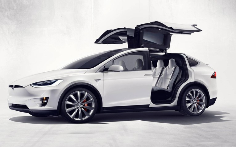 Tesla Model X (94.990 USD): Tesla Model X l&agrave; chiếc xe y&ecirc;u th&iacute;ch của Elon Musk với cửa giống như c&aacute;nh chim v&agrave; thường được &ocirc;ng sử dụng khi đi chơi c&ugrave;ng c&aacute;c con. Chiếc xe n&agrave;y tr&ocirc;ng giống như một chiếc SUV lớn, tăng tốc từ 0 l&ecirc;n 100 km/h trong 6 gi&acirc;y v&agrave; c&oacute; tốc độ tối đa 210 km/h. Xe c&oacute; gi&aacute; khởi điểm 94.990 USD.