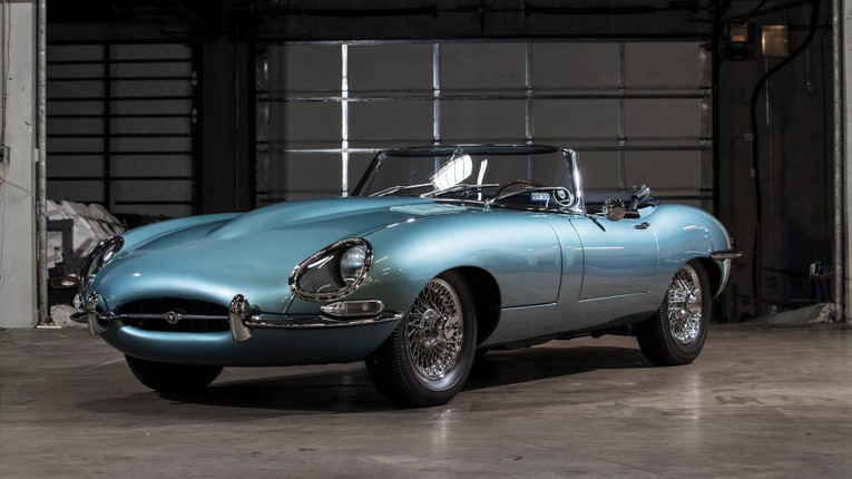 Jaguar E-Type 1967 (40.000 USD): Khi nhận được khoản thưởng đầu ti&ecirc;n tại Zip2, c&ocirc;ng ty phần mềm web m&agrave; &ocirc;ng c&ugrave;ng anh trai đồng s&aacute;ng lập, Musk đ&atilde; mua một chiếc Jaguar E-Type 1967. &Ocirc;ng gắn b&oacute; với n&oacute; hai năm cho tới khi một b&aacute;nh xe bị rơi ra. Tai nạn đ&aacute;ng tiếc n&agrave;y xảy ra khi một thực tập sinh tại Zip2, c&ocirc;ng ty đầu ti&ecirc;n của Musk, đang l&aacute;i chiếc xe.