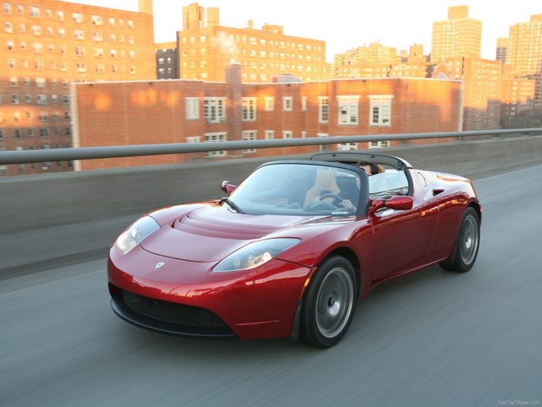Tesla Roadster 2008 (98.950 USD): Năm 2008, Tesla của &ocirc;ng Elon Musk ra mắt chiếc xe điện đầu ti&ecirc;n của họ, &amp;amp;amp;quot;Tesla Roadster&amp;amp;amp;quot;. &Ocirc;ng cũng l&agrave; người đầu ti&ecirc;n mua chiếc xe n&agrave;y v&agrave; l&aacute;i trong một thời gian d&agrave;i. Sau đ&oacute; v&agrave;o năm 2018, chiếc xe đ&atilde; được ph&oacute;ng l&ecirc;n vũ trụ từ SpaceX Falcon Heavy Rocket.