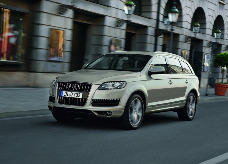 Audi Q7 2010 (48.000 USD): Cho đến năm 2010, Tesla chỉ sản xuất xe &amp;amp;amp;apos;Hai chỗ ngồi&amp;amp;amp;apos;. Do tỷ ph&uacute; Elon Musk muốn c&oacute; một chiếc &ocirc; t&ocirc; lớn cho gia đ&igrave;nh m&igrave;nh n&ecirc;n đ&atilde; mua một chiếc Audi Q7 v&agrave;o năm 2010.