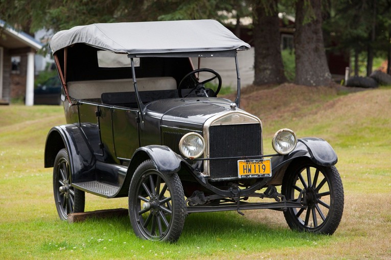 Ford Model T 1920 (850 USD): Ford Model T l&agrave; một trong những chiếc xe c&oacute; ảnh hưởng nhất trong thế kỷ 20, được ph&aacute;t triển bởi Henry Ford. Chiếc xe cổ n&agrave;y được người bạn tặng cho Elon Musk như một m&oacute;n qu&agrave;. Chiếc xe được b&aacute;n với gi&aacute; 850 USD khi n&oacute; được ra mắt hồi đầu thế kỷ trước.