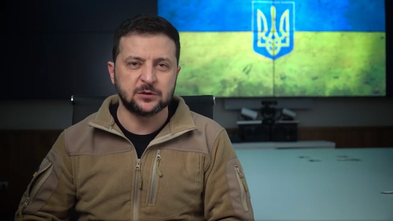 Tổng thống Ukraine Volodymyr Zelensky trong một b&agrave;i ph&aacute;t biểu trực tuyến h&ocirc;m 7/5. Ảnh: Reuters