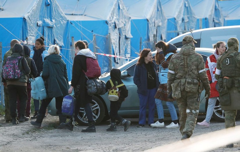 Thường d&acirc;n sơ t&aacute;n khỏi nh&agrave; m&aacute;y th&eacute;p Azovstal ở Mariupol, Ukraine. Họ di chuyển đến một trung t&acirc;m lưu tr&uacute; tạm thời ở l&agrave;ng Bezimenne, v&ugrave;ng Donetsk. Ảnh: Reuters