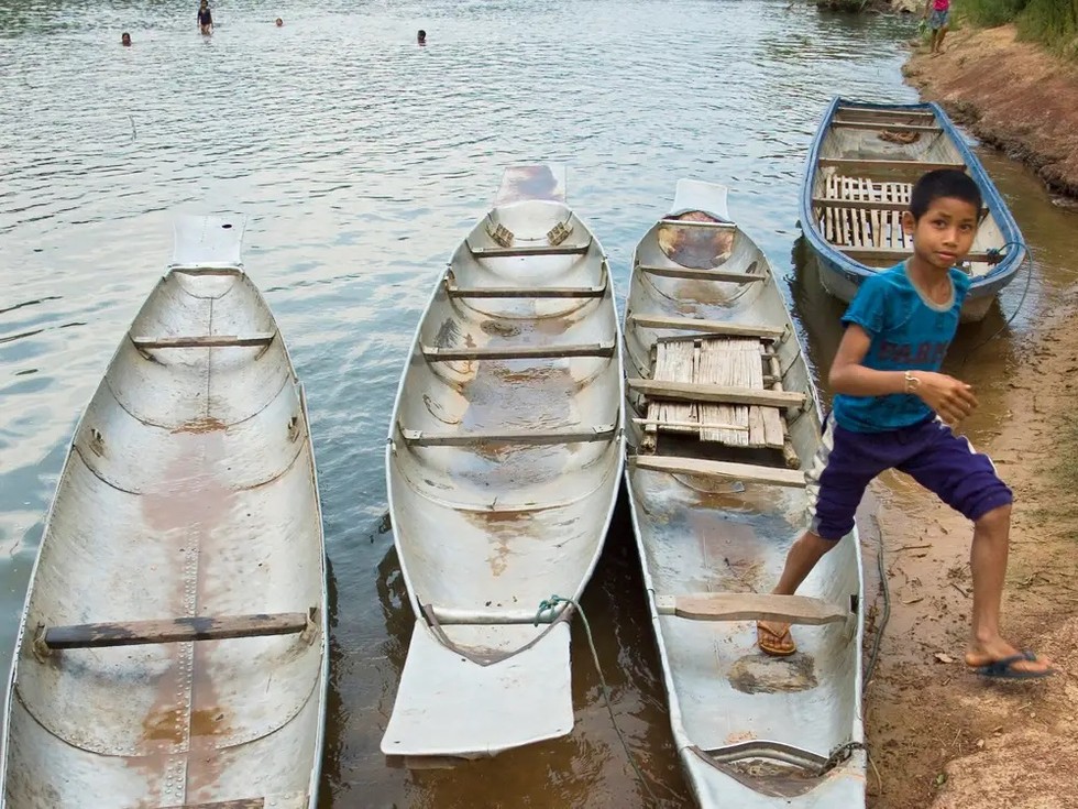 Kh&ocirc;ng chỉ l&agrave; vật liệu để dựng nh&agrave; cửa, vỏ bom hay c&aacute;c th&ugrave;ng nhi&ecirc;n liệu m&aacute;y bay c&ograve;n được người d&acirc;n trong ng&ocirc;i l&agrave;ng kh&eacute;o l&eacute;o chế tạo th&agrave;nh những chiếc thuyền nhỏ để thuận tiện khi di chuyển tr&ecirc;n s&ocirc;ng. Ảnh: Getty Images