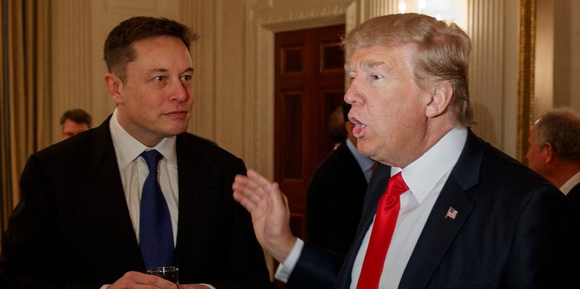 Tổng thống Mỹ Donald Trump Elon v&agrave; &ocirc;ng Elon Musk tại một diễn đ&agrave;n v&agrave;o th&aacute;ng 2/2017 ở Washington. Ảnh: Getty Images
