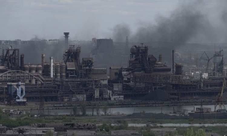 Kh&oacute;i đen bốc l&ecirc;n quanh nh&agrave; m&aacute;y Azovstal ở th&agrave;nh phố Mariupol, Ukraine, h&ocirc;m 10/5. Ảnh: AFP