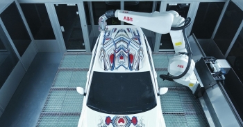 Chiếc xe đầu tiên trên thế giới được sơn bằng &apos;robot nghệ sĩ&apos;