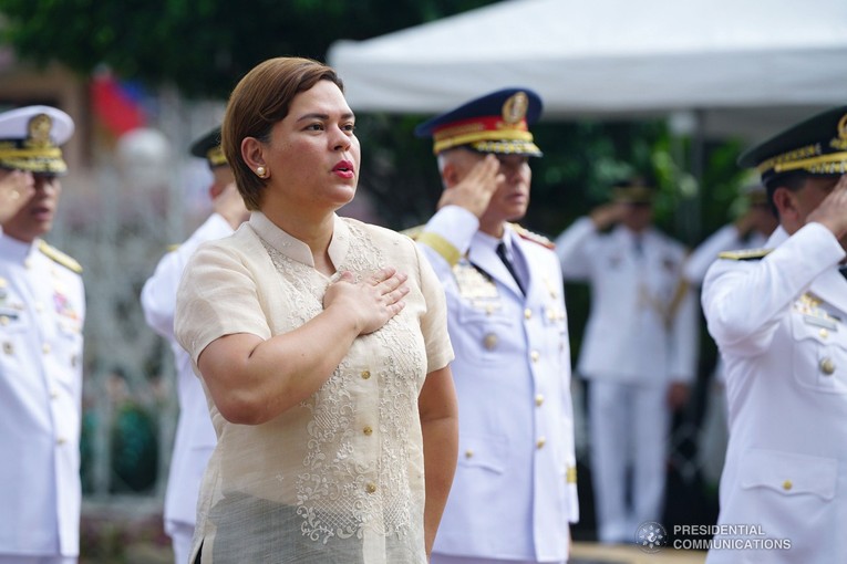 B&agrave; Sara Duterte v&agrave; cha m&igrave;nh c&oacute; c&aacute;ch giao tiếp ri&ecirc;ng rất đặc biệt với nhau. Ảnh: Presidential Communications.