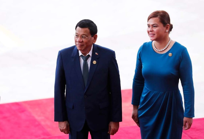 B&agrave; Sara Duterte c&ugrave;ng cha m&igrave;nh, Tổng thống sắp m&atilde;n nhiệm của Philippines Rodrigo Duterte.