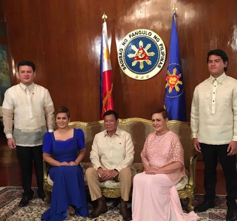 &amp;amp;amp;quot;Đế chế&amp;amp;amp;quot; ch&iacute;nh trị của nh&agrave; Duterte với &ocirc;ng Rodrigo Duterte ở giữa c&ugrave;ng vợ m&igrave;nh Elizabeth Zimmerman, con g&aacute;i Sara v&agrave; 2 con trai Paolo v&agrave; Sebastian. Ảnh: Yahoo News