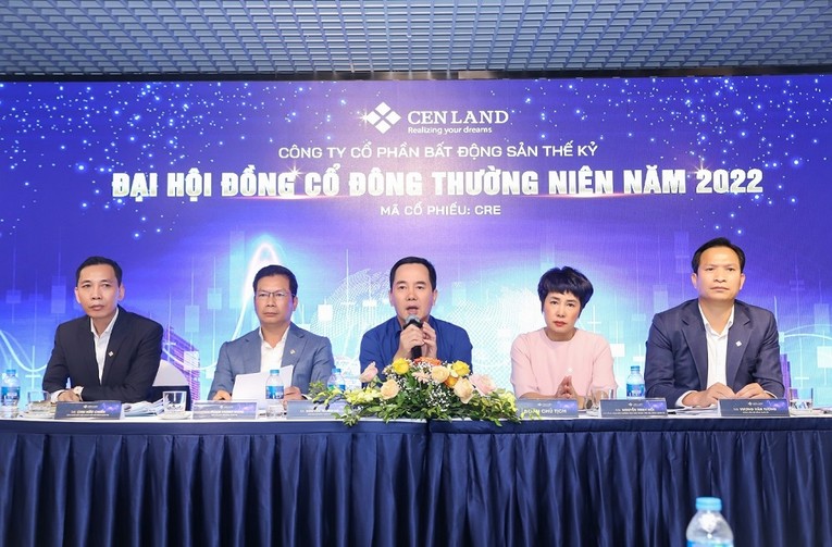 Ban L&atilde;nh đạo CenLand tại ĐHĐCĐ chiều 12/5. Ảnh: CenLand.