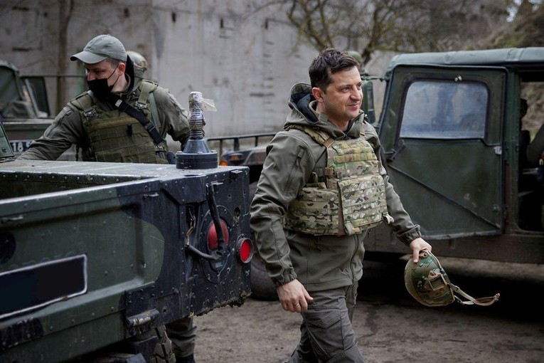 Tổng thống Volodymyr Zelensky thăm Donbass ng&agrave;y 9/4. Ảnh: Reuters