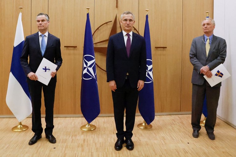 Đại sứ Phần Lan tại NATO Klaus Korhonen (tr&aacute;i), Tổng thư k&yacute; NATO Jens Stoltenberg (giữa) v&agrave; Đại sứ Thụy Điển tại NATO Axel Wernhoff (phải). Ảnh: Reuters