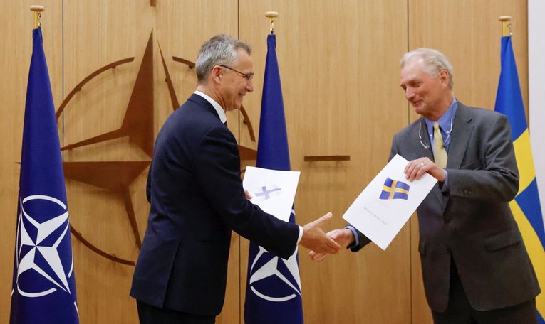 Tổng thư k&yacute; NATO Jens Stoltenberg (tr&aacute;i) v&agrave; Đại sứ Thụy Điển tại NATO Axel Wernhoff (phải) bắt tay trong buổi lễ ch&iacute;nh thức nộp đơn xin gia nhập NATO tại Brussels, Bỉ, 18/5. Ảnh: Reuters