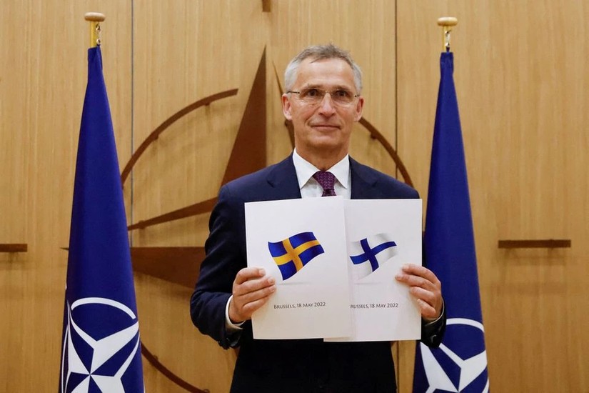 Tổng thư k&yacute; NATO Jens Stoltenberg cầm hai đơn xin gia nhập th&agrave;nh vi&ecirc;n của Thụy Điển v&agrave; Phần Lan tại Brussels, Bỉ, ng&agrave;y 18/5. Ảnh: Reuters