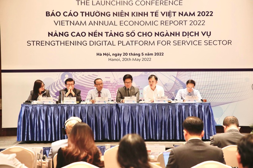 C&aacute;c chuy&ecirc;n gia kinh tế tại Hội thảo B&aacute;o c&aacute;o thường ni&ecirc;n kinh tế Việt Nam 2022. Ảnh: Thu Trang