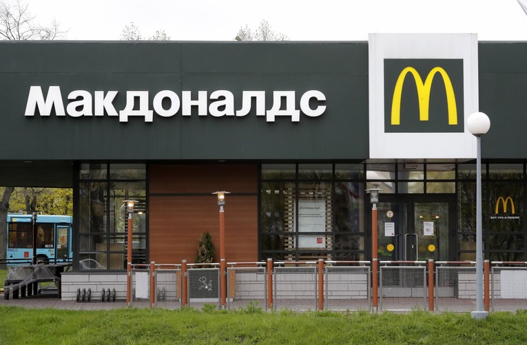 Một nh&agrave; h&agrave;ng của McDonald&amp;amp;amp;apos;s tại St.Petersburg tại Nga. Ảnh: EPA