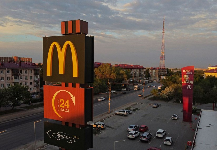 Bảng hiệu của McDonald tại Omsk, Nga. Ảnh: Reuters