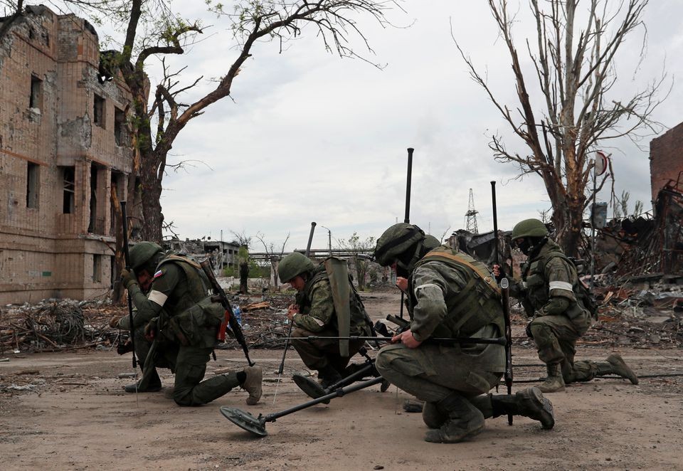 H&igrave;nh ảnh c&aacute;c nh&oacute;m binh l&iacute;nh Nga thực hiện c&ocirc;ng t&aacute;c d&ograve; m&igrave;n tại Mariupol h&ocirc;m 22/5 .Ảnh: Reuters