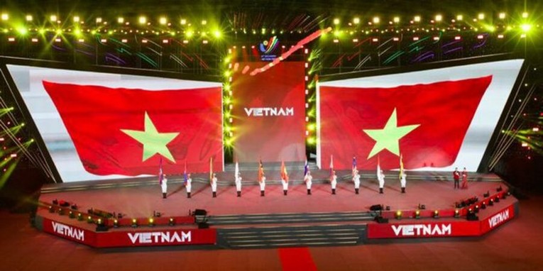 Đội danh dự Qu&acirc;n đội nh&acirc;n d&acirc;n Việt Nam với cờ c&aacute;c nước tham dự SEA Games 31. Ảnh: VGP