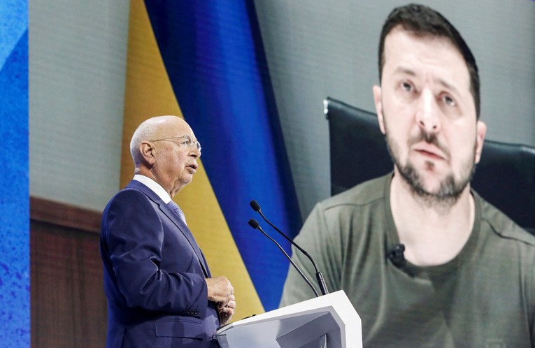 Tổng thống Ukraine Volodymyr Zelensky được hiển thị tr&ecirc;n m&agrave;n h&igrave;nh nền trong lễ khai mạc Diễn đ&agrave;n Kinh tế Thế giới (WEF) tại Davos, Thụy Sỹ, ng&agrave;y 23/5. Ảnh: Reuters