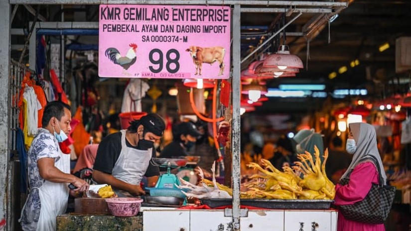 Một h&agrave;ng b&aacute;n thịt tại Malaysia. Ảnh: AFP