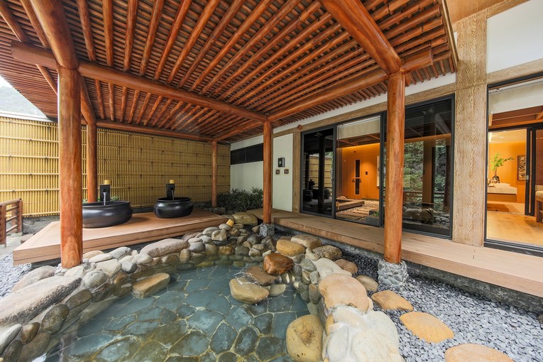 Bể kho&aacute;ng n&oacute;ng tại biệt thự Sun Onsen Village - Limited Edition