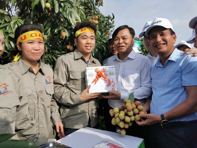 Trao qu&agrave; cho đội của vận động vi&ecirc;n b&oacute;ng b&agrave;n Nguyễn Đức Tu&acirc;n. Ảnh: Trần Linh