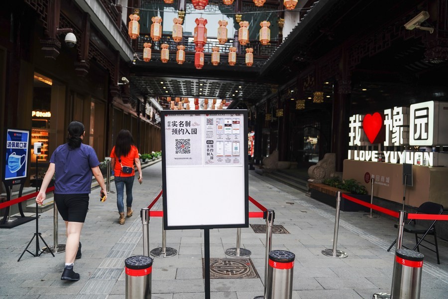 Người d&acirc;n Thượng Hải tại Trung t&acirc;m Thương mại Yuyuan Garden. Ảnh: Xinhua