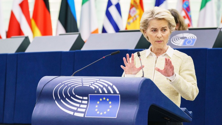 Chủ tịch Ủy ban ch&acirc;u &Acirc;u (EC) Ursula von der Leyen thừa nhận EU vẫn kh&ocirc;ng thể &amp;amp;amp;quot;cắt đứt ho&agrave;n to&agrave;n dầu Nga ngay lập tức&amp;amp;amp;quot;. Ảnh: Euractiv/EP