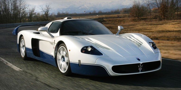 Maserati MC12: Được sản xuất từ năm 2004 - 2005, đ&acirc;y l&agrave; chiếc Maserati kỳ lạ nhất từng được sản xuất với k&iacute;ch thước lớn, đu&ocirc;i xe d&agrave;i, chiều rộng cực lớn c&ugrave;ng nhiều chi tiết kh&iacute; động học hiện đại vượt thời gian. Chỉ c&oacute; 50 chiếc giới hạn được sản xuất
