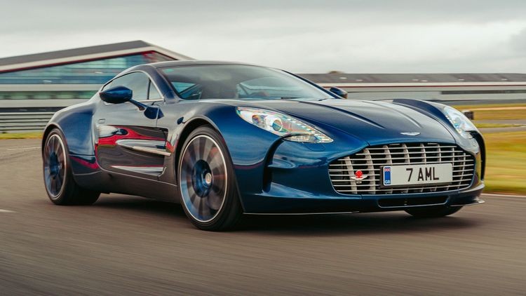 Aston Martin One-77: Ra mắt năm 2009 v&agrave; b&agrave;n giao cho vị kh&aacute;ch đầu ti&ecirc;n v&agrave;o năm 2011, đ&acirc;y l&agrave; si&ecirc;u xe mạnh mẽ nhất Aston Martin từng sản xuất d&agrave;nh cho đường phố. C&oacute; gi&aacute; b&aacute;n khoảng 1,5 triệu USD, số lượng sản xuất chỉ 77 chiếc thuộc h&agrave;ng những si&ecirc;u xe hiếm nhất tr&ecirc;n thị trường.