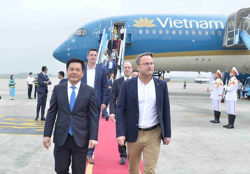 Bộ trưởng Bộ C&ocirc;ng Thương Nguyễn Hồng Di&ecirc;n đ&oacute;n Thủ tướng Luxembourg Xavier Bettel tại S&acirc;n bay Quốc tế Nội B&agrave;i, H&agrave; Nội. Ảnh: TTXVN