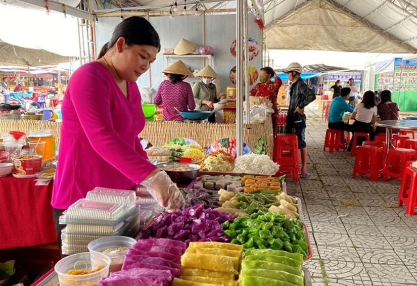 Ng&agrave;y hội B&aacute;nh d&acirc;n gian Nam Bộ TP C&agrave; Mau l&agrave; một trong những sự kiện thu h&uacute;t kh&aacute;ch du lịch trong dịp nghỉ lễ 30/4 - 1/5. Ảnh: CTTĐT tỉnh C&agrave; Mau